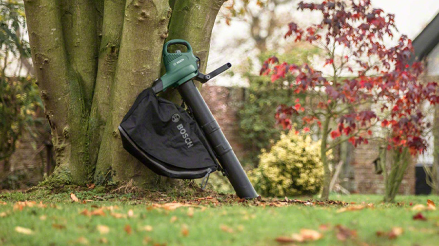 L’aspirateur, broyeur et souffleur UniversalGardenTidy 06008B1000 Bosch
