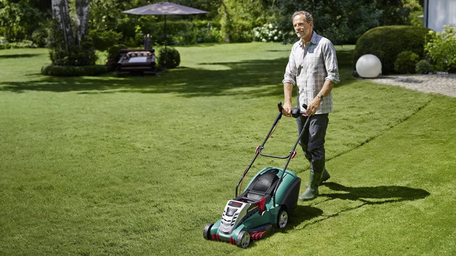La tondeuse à gazon sans fil Rotak 43 LI BOSCH