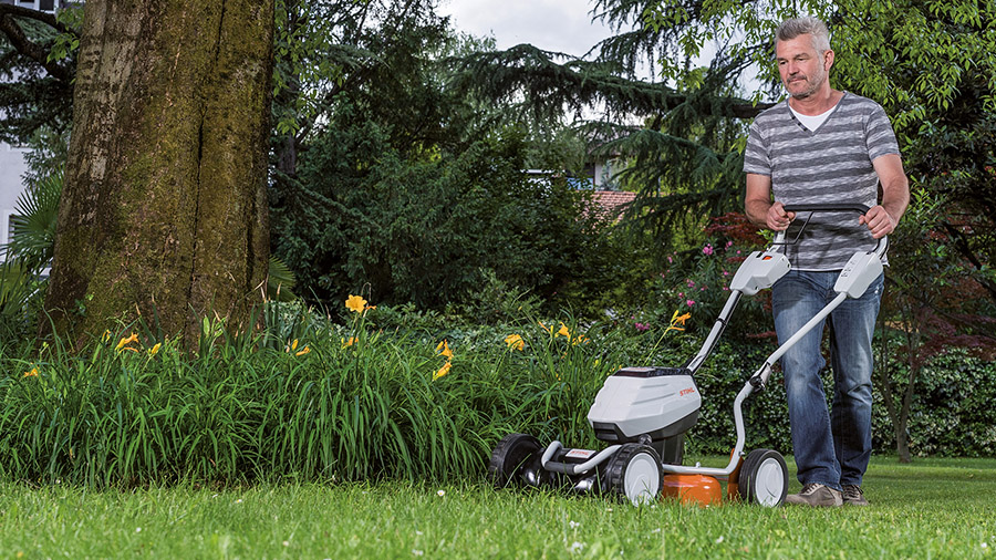 La tondeuse à gazon à batterie RMA 2 RT STIHL