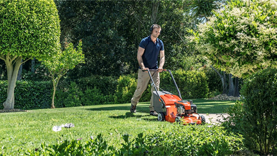La tondeuse à gazon thermique LC 353 4x4 Husqvarna