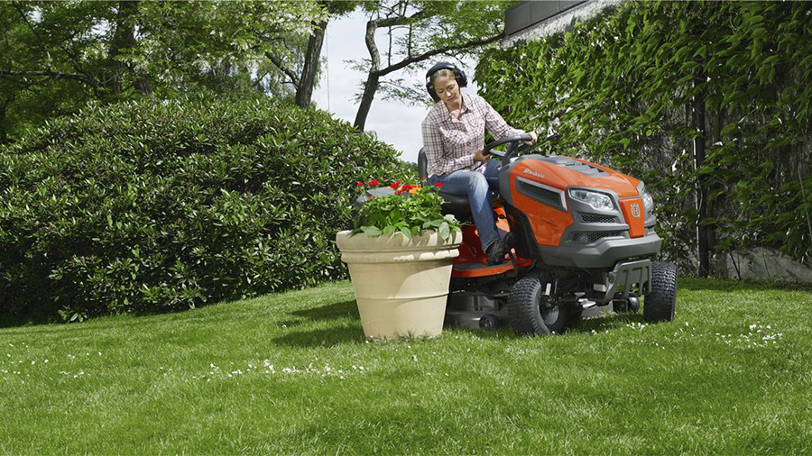 La tondeuse-tracteur à éjection latérale TS 138L TS 138 Husqvarna