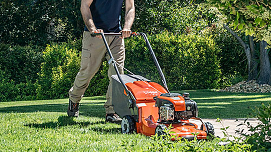 La tondeuse à gazon thermique LC247S Husqvarna