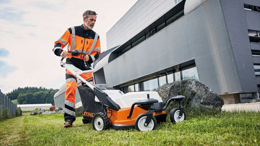 La tondeuse à gazon à batterie professionnelle RMA 765 V STIHL
