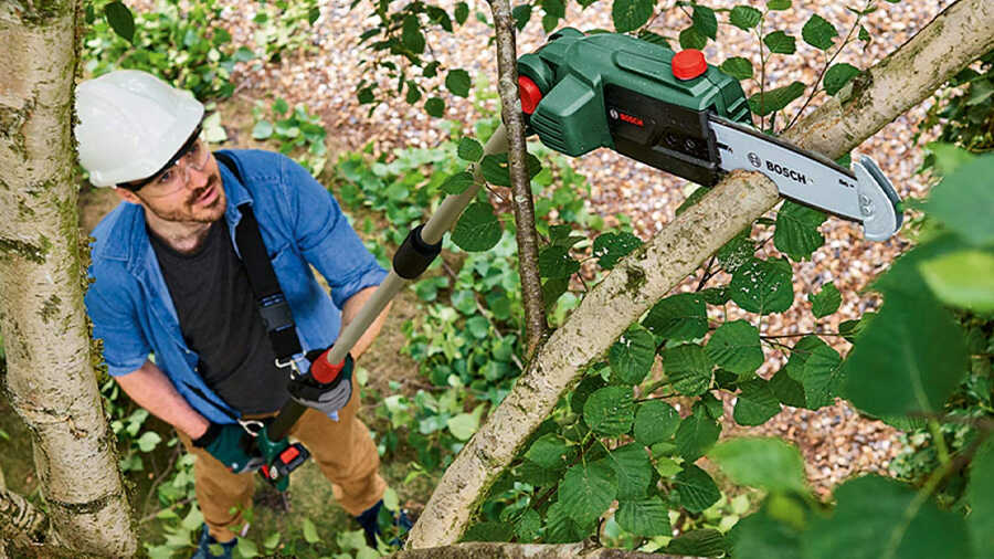 La tronçonneuse sans fil UniversalChainPole 18 Bosch