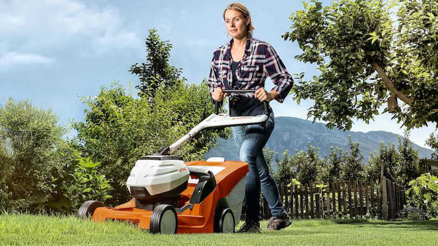 La tondeuse à gazon à batterie RMA 443 TC STIHL