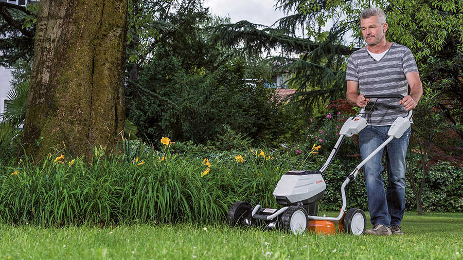 La tondeuse à gazon à batterie RMA 2 RT STIHL