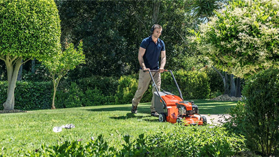 La tondeuse à gazon thermique LC 353 4x4 Husqvarna